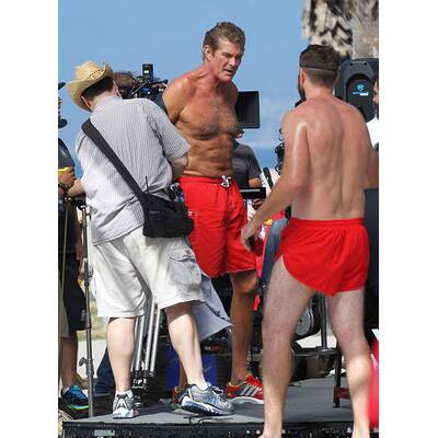 David Hasselhoff wieder in roter Badehose