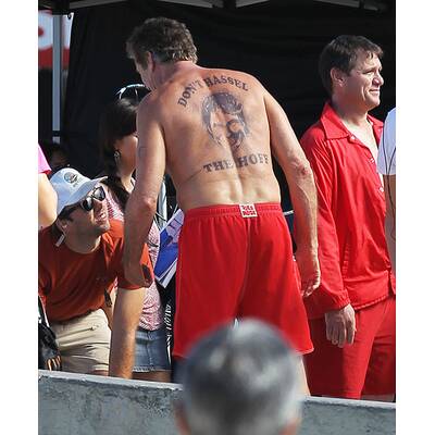 David Hasselhoff wieder in roter Badehose