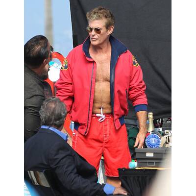 David Hasselhoff wieder in roter Badehose