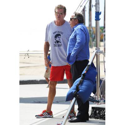 David Hasselhoff wieder in roter Badehose