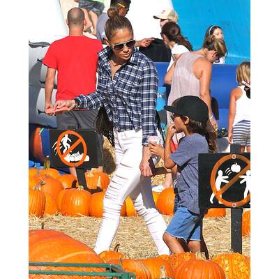 Jennifer Lopez: Mit Max und Emme Kürbis aussuchen