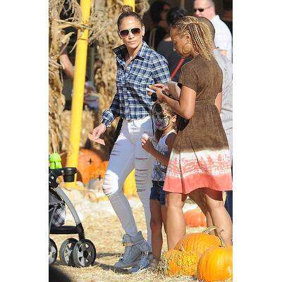 Jennifer Lopez: Mit Max und Emme Kürbis aussuchen