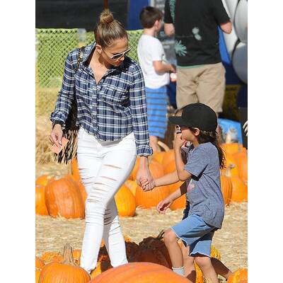 Jennifer Lopez: Mit Max und Emme Kürbis aussuchen