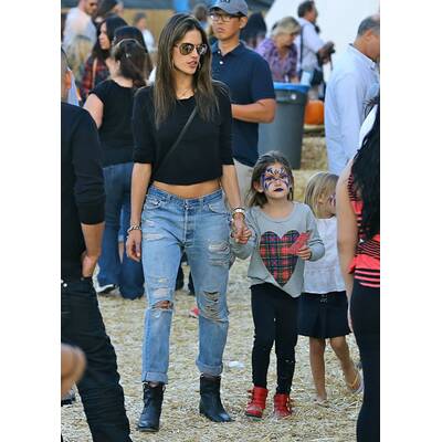 Alessandra Ambrosio hat Spaß im Kürbisfeld