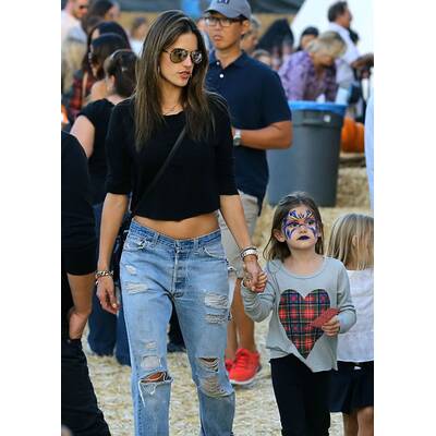 Alessandra Ambrosio hat Spaß im Kürbisfeld