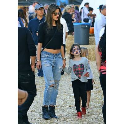 Alessandra Ambrosio hat Spaß im Kürbisfeld