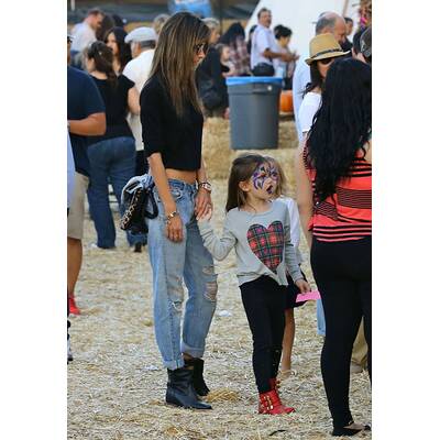 Alessandra Ambrosio hat Spaß im Kürbisfeld