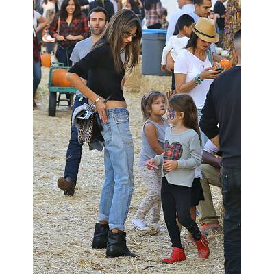 Alessandra Ambrosio hat Spaß im Kürbisfeld