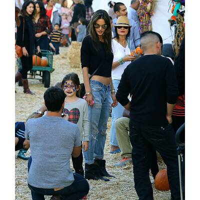 Alessandra Ambrosio hat Spaß im Kürbisfeld