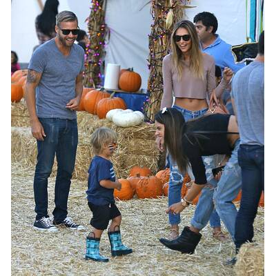 Alessandra Ambrosio hat Spaß im Kürbisfeld