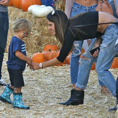 Alessandra Ambrosio hat Spaß im Kürbisfeld
