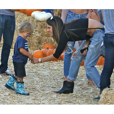 Alessandra Ambrosio hat Spaß im Kürbisfeld