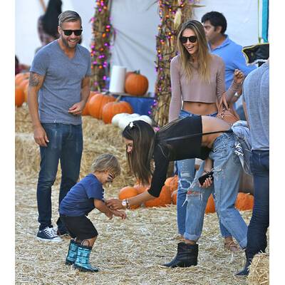 Alessandra Ambrosio hat Spaß im Kürbisfeld