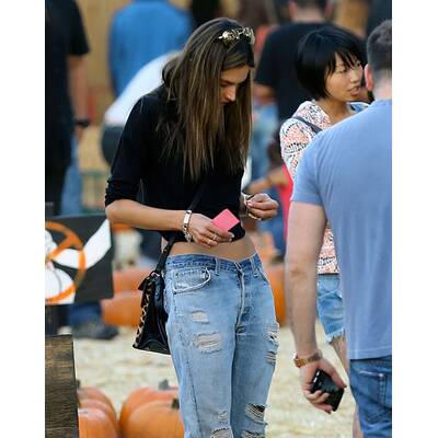 Alessandra Ambrosio hat Spaß im Kürbisfeld