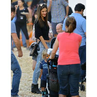 Alessandra Ambrosio hat Spaß im Kürbisfeld