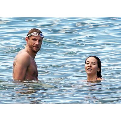 Sexy Jenson Button urlaubt mit Verlobter Jessica Michibata