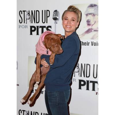 Kaley Cuoco Stand up for pits