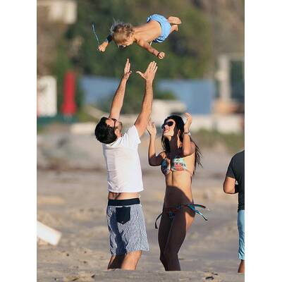 Alessandra Ambrosio tobt am Strand