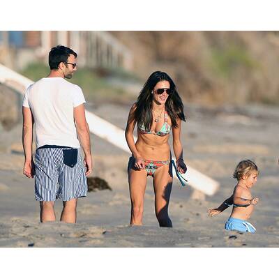 Alessandra Ambrosio tobt am Strand