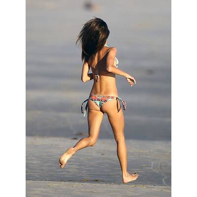Alessandra Ambrosio tobt am Strand