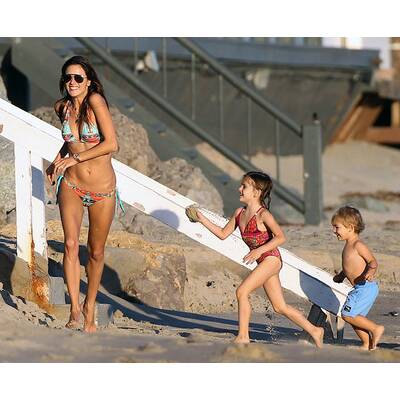 Alessandra Ambrosio tobt am Strand