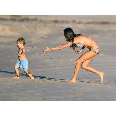 Alessandra Ambrosio tobt am Strand
