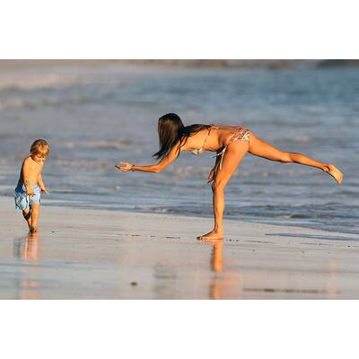 Alessandra Ambrosio tobt am Strand
