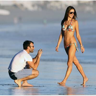 Alessandra Ambrosio tobt am Strand