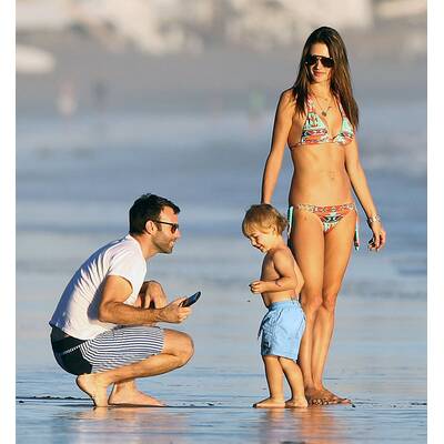 Alessandra Ambrosio tobt am Strand