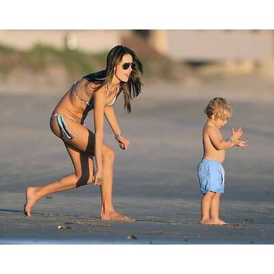 Alessandra Ambrosio tobt am Strand
