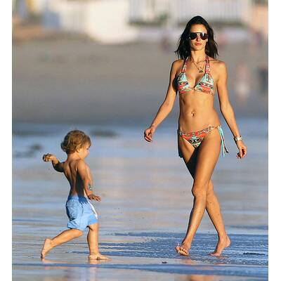 Alessandra Ambrosio tobt am Strand