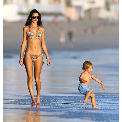 Alessandra Ambrosio tobt am Strand