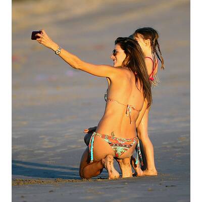 Alessandra Ambrosio tobt am Strand