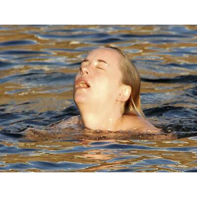 Dakota Johnson badet oben ohne