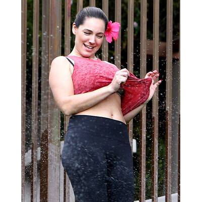 Kelly Brook macht sich nass