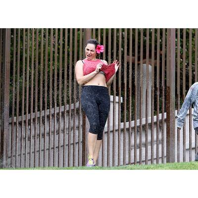 Kelly Brook macht sich nass