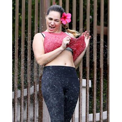 Kelly Brook macht sich nass