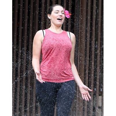 Kelly Brook macht sich nass