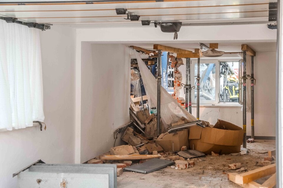 E-Golf-Transporter crasht in Haus