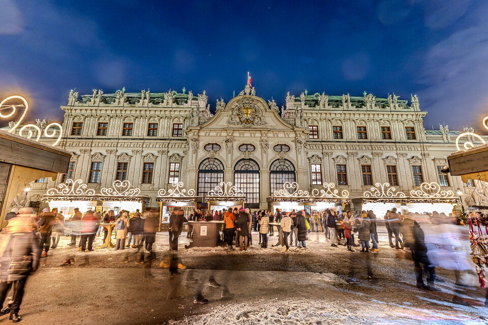 Weihnachtsdorf Belvedere. Das Schloss bildet die perfekte Kulisse für ein romantisches Winter-Date.