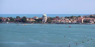 &Ouml;sterreicher st&uuml;rzte mit Auto am Lido von Venedig ins Wasser