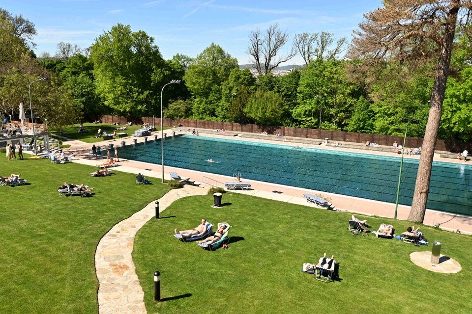 Die frühen Besucher tankten Sonne und genossen das kalte Nass. 
