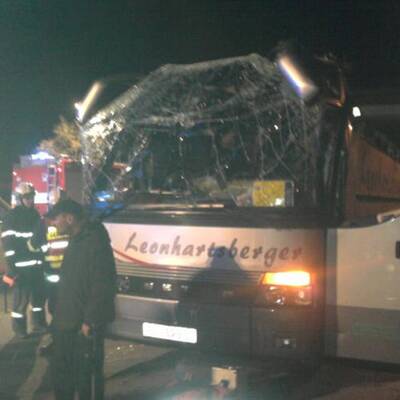 Bus kracht in Brücke - Dach abgerissen