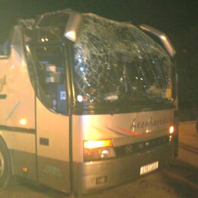 Bus kracht in Brücke - Dach abgerissen