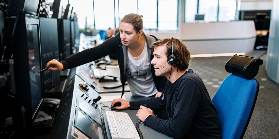 Verantwortungsvoller Job mit bezahlter Ausbildung und Top-Gehalt. 