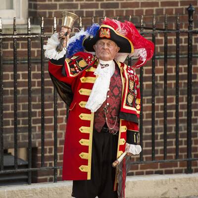 Stadtschreier verkündet die Geburt