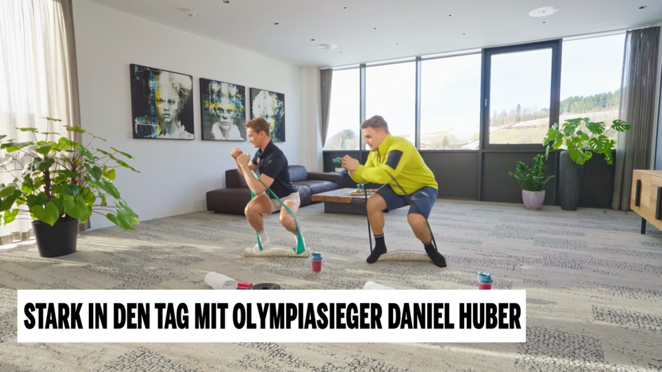 1. Zercher Kniebeuge mit Halt und Rotation 