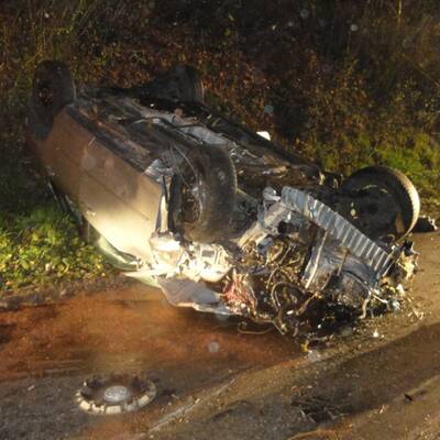 Ein 20-Jähriger prallte gegen Leitpflock und hob dann ab.