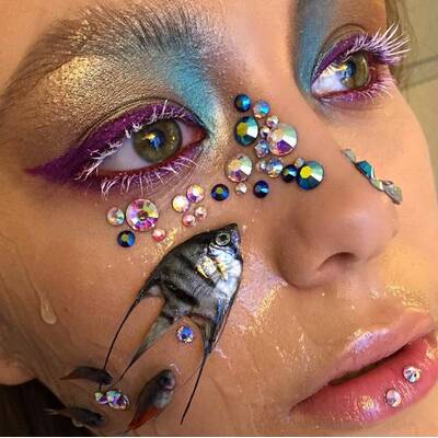 Visagistin macht Make-Ups mit toten Fischen