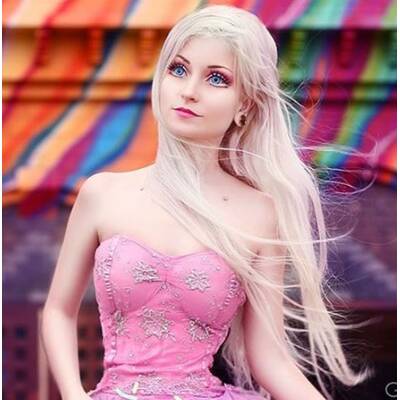 Diese lebende Barbie sieht aus wie Elsa!